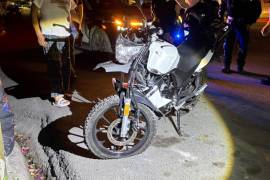 La motocicleta quedó con afectaciones tras el impacto.