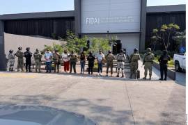 ”Desplegamos un operativo interinstitucional conjunto, dentro de las acciones de la estrategia nacional contra la extorsión, para la ejecución de una orden de cateo al edificio del Ayuntamiento Municipal de Amacuzac”, indicó el secretario de Seguridad estatal, Miguel Ángel Urrutia.