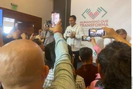 Al Gobernador electo de Chiapas, Eduardo Ramírez, le regalaron de cumpleaños una calavera de cerámica con la leyenda “2024 Lalo”.