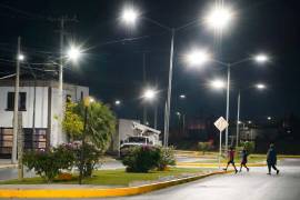 La instalación de nuevos sistemas de iluminación en vialidades estratégicas ha reforzado la seguridad vial y peatonal.