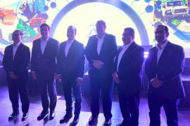 El mandatario estatal acudió como invitado especial al evento de presentación previo al Stellar Autofest 2026.