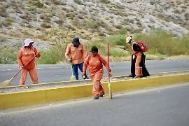 Más de 50 personas se dedicaron a limpiar el acceso al Cerro de las Noas, luego del Vía crucis viviente al que se dieron cita 35 mil espectadores.