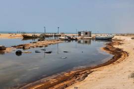 El jueves aparecieron restos de petróleo en la isla iraní de Qeshm, después de que un buque petrolero fuera embestido por Teherán a principios de este mes.