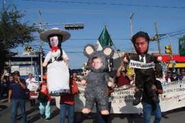 Ex obreros de AHMSA marcharon por las calles de Monclova exigiendo justicia laboral.