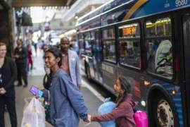 El gobernador de Texas lanzó el programa de autobuses para migrantes en abril de 2022.