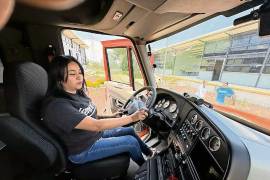 Apenas el 13.5 por ciento de quienes operan tractocamiones en el País, son mujeres.