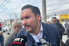 El alcalde de Monclova, Carlos Villarreal Pérez, destacó que los 15 millones de pesos provenientes del Repuve fueron destinados íntegramente a cumplir compromisos de pavimentación pendientes en diversas colonias de la ciudad.