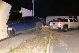 El padre del responsable de los daños, intentó con su camioneta sacar el vehículo incrustado en la barda.