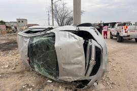 El cuerpo del joven quedó a varios metros de la unidad luego de salir proyectado durante la volcadura.