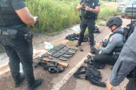 Elementos de la SSPC asegurando armas y cartuchos tras ataque en Culiacán