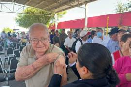 Personal de Salud Pública aplica la vacuna contra el neumococo a adultos mayores en Torreón.