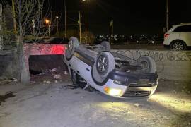 La camioneta Ford Explorer terminó volcada tras caer en un desnivel de dos metros en la colonia La Minita.