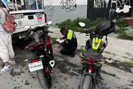 Elementos de Tránsito aseguran motocicletas cuando, además de detectar infracciones, sus conductores carecen de la documentación requerida.