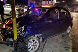 El Nissan presentó daños de consideración en la parte frontal tras impactarse contra la estructura.