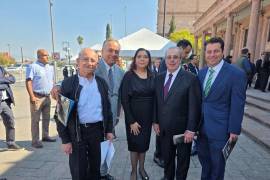 Enrique Martínez y Morales (derecha) aclaró que el FICE mantiene su financiamiento sin recortes.