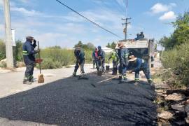 Brigadas municipales reparan los baches en la calle Paseo del Cortijo, en la colonia Lomas de Lourdes, dentro del programa “Aquí Andamos”.