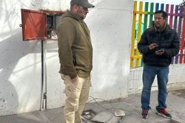 Personal educativo revisa las afectaciones tras el robo de cableado en el plantel.