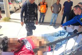 El trabajador fue trasladado en una patrulla al centro de salud más cercano, donde permanece bajo observación médica.