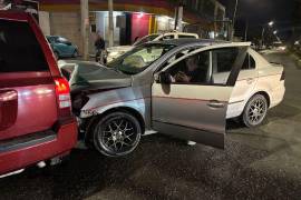 La camioneta Jeep Patriot, cuyo conductor realizó una vuelta prohibida bajo presunto estado de ebriedad, fue asegurada por las autoridades tras el accidente en el bulevar Francisco Coss.