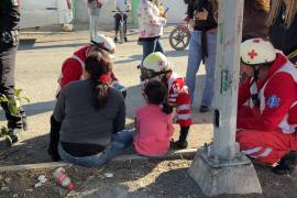 Elementos de emergencia brindaron atención a la menor tras ser atropellada en el bulevar Revolución, en la colonia Mirasierra.