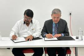 Rubén Antonio Fabela, secretario del STUAC, y Salvador Hernández Vélez, rector de la UAdeC, firmaron la revisión salarial para conjurar la huelga en la máxima casa de estudios.