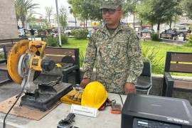 Personal militar revisa y destruye armas entregadas por la ciudadanía como parte de la campaña en Monclova.