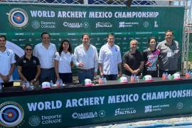 Autoridades y atletas nacionales durante la ceremonia inaugural del World Archery México Championship 2025 en la UAdeC.
