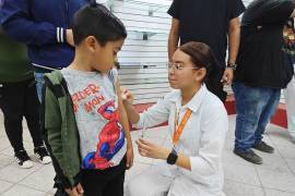 Personal de Salud Municipal aplica vacunas en módulos instalados en Plaza Mayor.