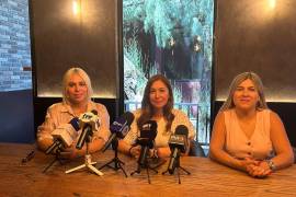 Boreque Martínez González, presidenta de AMMJE Saltillo y líder de la cumbre estatal, presentó los detalles del encuentro.