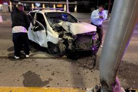 El vehículo impactó de manera aparatosa contra una luminaria sobre el bulevar Emilio Arizpe de la Maza, dejando a dos jóvenes lesionados.