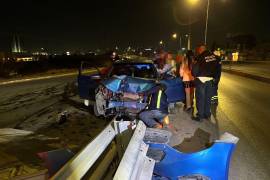 El vehículo Chevrolet Aveo quedó destrozado tras impactarse contra la barra de contención en el bulevar Nazario Ortiz Garza.