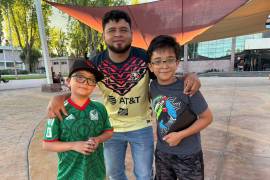 Tadeo Contreras comparte con sus hijos Rafael y Santiago la búsqueda de estampas del álbum del Mundial 2026, una actividad que se ha convertido en parte de su convivencia familiar en Saltillo.