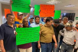 El líder sindical, Jesús Rivera Quintero, encabeza la manifestación durante las negociaciones del contrato colectivo.