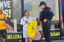 Elementos de la Policía Civil del Estado recorrieron distintos sectores de Piedras Negras para entregar electrodomésticos y felicitaciones a madres de familia con motivo del 10 de mayo.