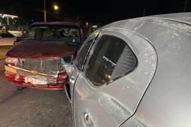 La parte frontal del Dodge Charger quedó completamente destruida tras el impacto directo contra la camioneta familiar.