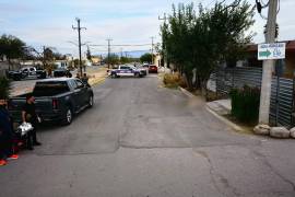 Elementos de seguridad resguardaron la escena del homicidio mientras agentes de la Fiscalía iniciaban las primeras diligencias.