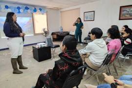 Jóvenes participan en ejercicios de meditación como parte del taller de Arte-Terapia.