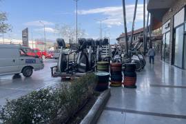Personal retira equipo de entrenamiento tras el desalojo ocurrido en un complejo comercial del norte de la ciudad.