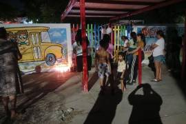 Veladoras encendidas, flores y oraciones marcaron la despedida de Ian frente al Jardín de Niños “María Elena Chámis”, donde familiares, vecinos y compañeros se reunieron para rendir homenaje al menor.