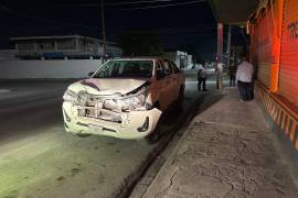 La Toyota Hilux resultó con daños considerables tras ser impactada por el conductor presuntamente ebrio.