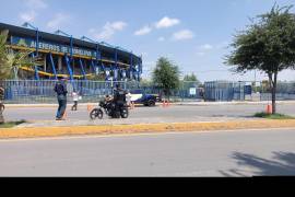 Elementos de la Policía del Estado revisan vehículos en la Avenida Acereros.