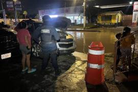 Durante varias horas, elementos de seguridad mantuvieron presencia en puntos afectados por las precipitaciones para prevenir accidentes y orientar a la ciudadanía sobre rutas seguras de circulación.
