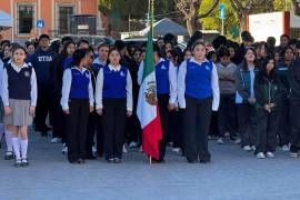 Durante la ceremonia por el 428 aniversario de Parras, la escolta de la UPN portó la bandera nacional invertida frente a la Presidencia Municipal.