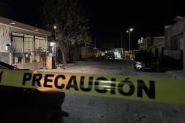 Elementos de la Policía Municipal resguardan el domicilio en la colonia Valle de Lourdes, donde fue hallado el cuerpo sin vida de un hombre en situación de calle.