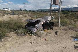 El Ford Focus dio varias volteretas antes de terminar fuera de la carretera Parras-General Cepeda.