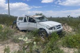 La camioneta Ford Escape terminó entre la maleza después de dar varias volteretas fuera del camino.
