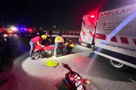 La mujer fue atendida por paramédicos tras ser localizada gravemente herida sobre el libramiento Óscar Flores Tapia.