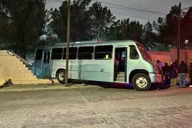 El autobús se quedó incrustado en la barda.