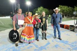 Alumnos del taller de acordeón acompañados por integrantes de la Casa de las Artes, durante un evento cultural en una colonia de Piedras Negras. El programa cumple cinco años.