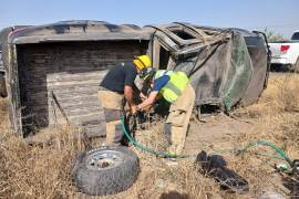 Personal de bomberos utilizaron equipo hidráulico para liberar a la víctima atrapada tras la volcadura.